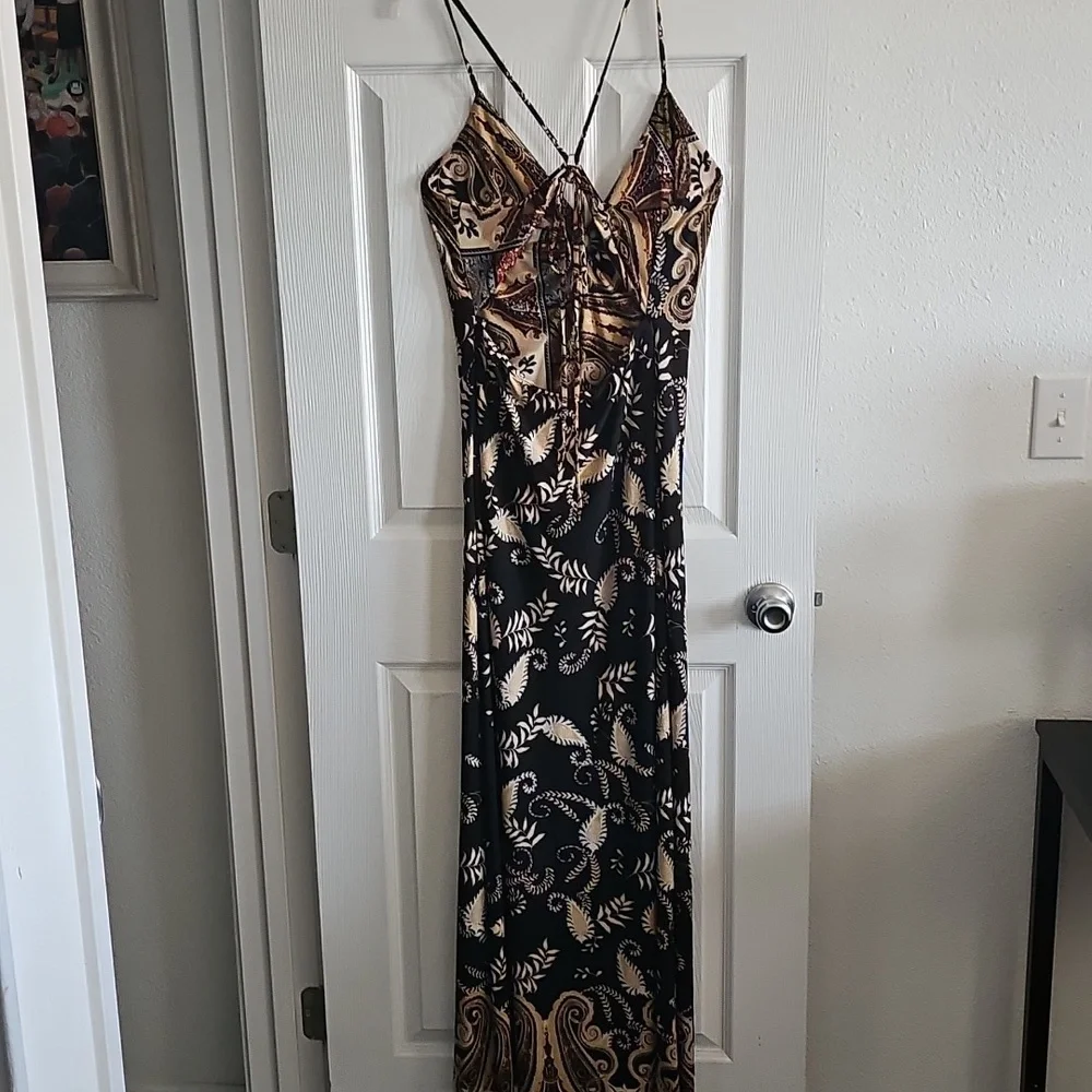 Elegant Black and Gold Paisley Maxi Dress - Picture 4 of 8